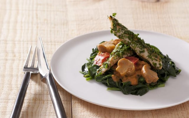Aiguillettes de poulet enrobées d'herbes fraîches, tombée de pousses d'épinards aux Champignons de Paris à la tomate, mascarpone, pointe de piment d'Espelette