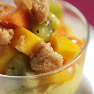 Verrine aux fruits exotiques mascarpone au safran et au crumble