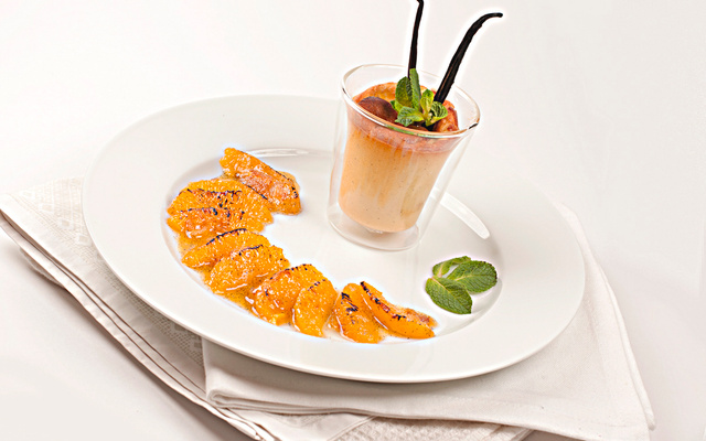 Soufflé à la vanille, orange et sauce vanillée