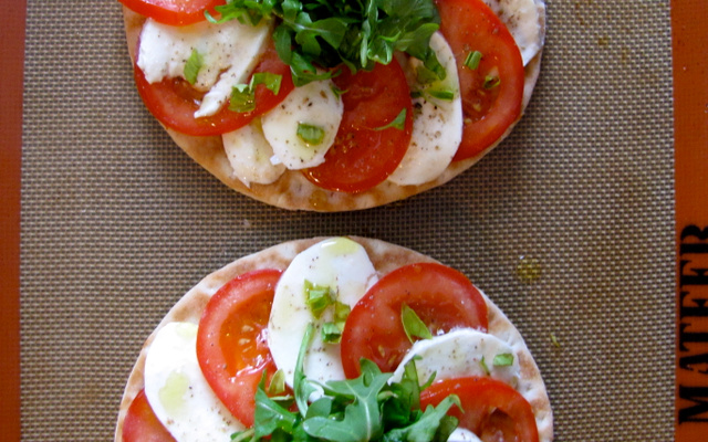 Pizza Tomates Mozza sur Pain Nordique