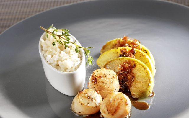 St Jacques, pommes et chutney