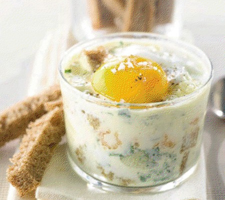 œufs cocottes au Comté, crevettes grises et pain au levain, persil plat