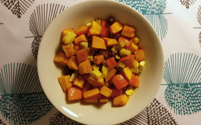 Salade de potimarron rôti, graines de courge, croûtons maison et camembert
