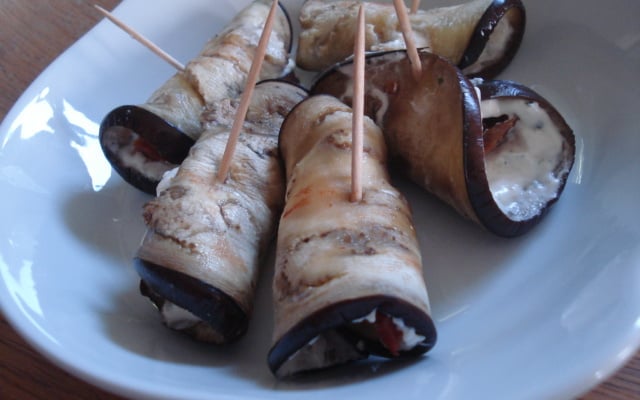 Roulés d'aubergines aux tomates séchées