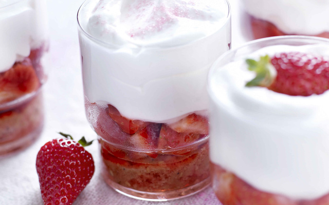 Verrines de fraises et chantilly au chocolat blanc