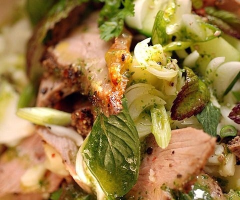 Petite salade d'agneau et de brebis aux herbes folles...