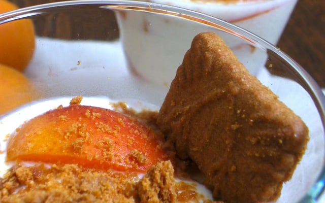 Trifle aux abricots, spéculoos et basilic
