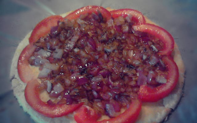 Tarte sablée aux oignons rouges et tomates