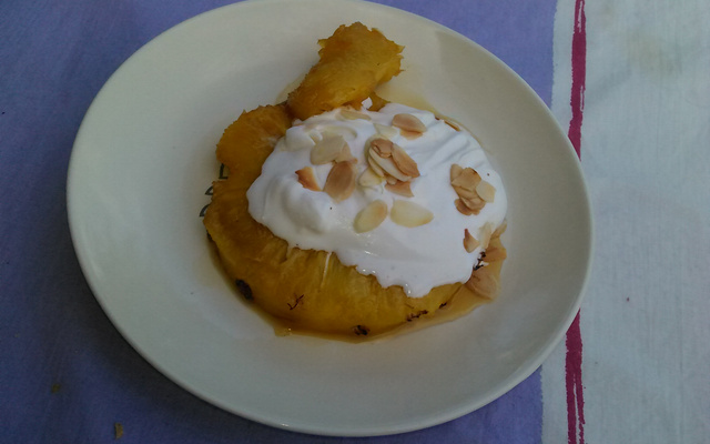 Tranches d'ananas caramélisées et chantilly à la vanille