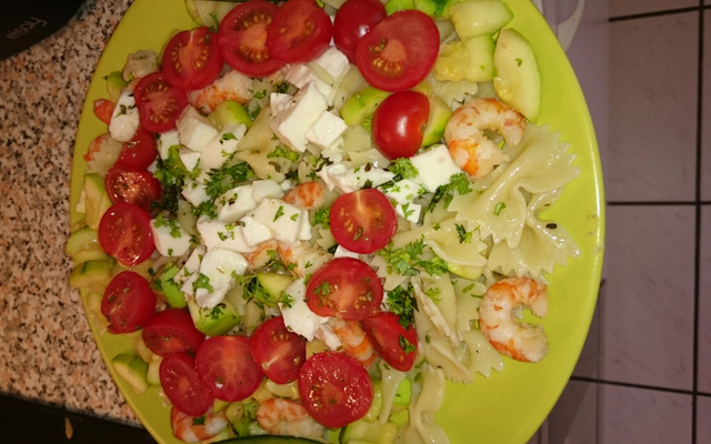Salade de pâtes courgette, tomate et crevettes