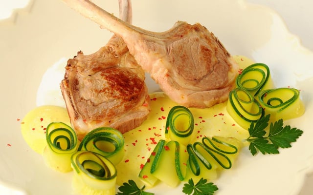 Côtes d'agneau aux tagliatelles de courgettes, sauce curry