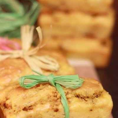 Petits cakes tahinés aux tomates séchéeset aux abricots secs, tourbillon de pesto rossoet grosses miettes de féta fondante