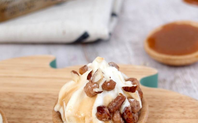 Tartelette au caramel et crème glacée Carte d'Or® façon glacier vanille et noix de pécan