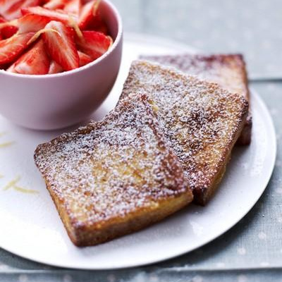 Le pain perdu et sa salade de fraises de France