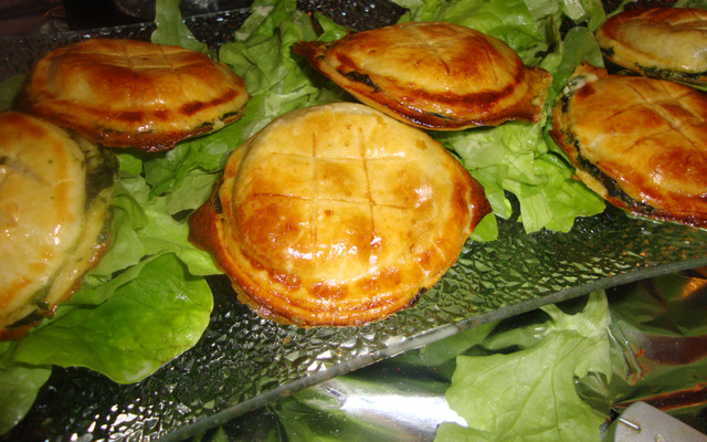 Feuilletés aux épinards, saucisson et fromage