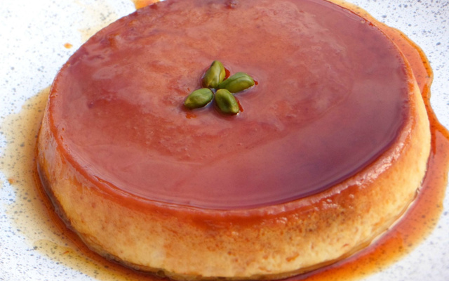Flan à l'orange et poudre de pistache
