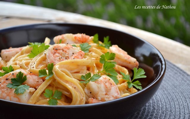 Pâtes linguine aux crevettes, sauce crémeuse à l'ail, paprika fumé et citron