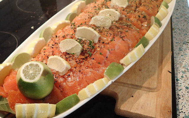 Grawlax de saumon à l'huile d'agrumes, reduction balsamic et caviar de hareng