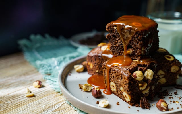 Brownie aux noisettes, sauce caramel et beurre salé