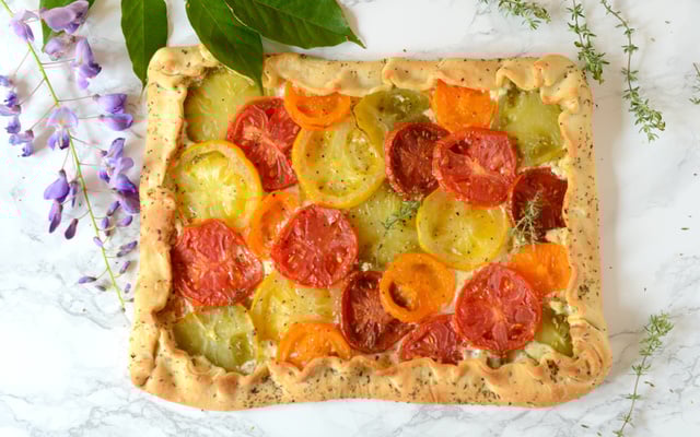 Pizza rustique à la tomate et au thym