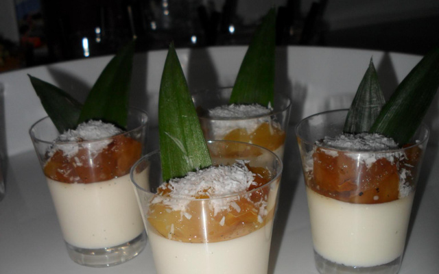 Panna cotta coco citron vert, ananas caramélisé vanille bourbon et rhum blanc