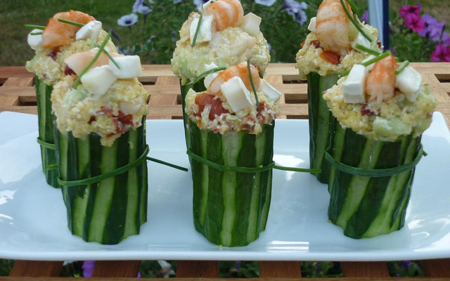 Concombre farci de gambas et de couscous