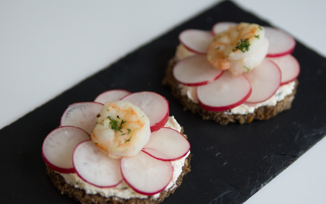 Tartine de pain noir, saint-morêt, radis et crevettes roses