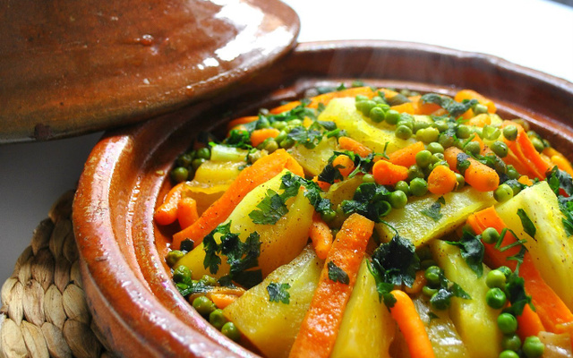 Tajine de carottes, petits pois et pommes de terre