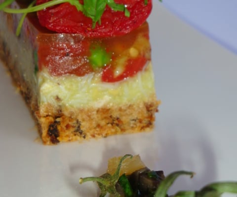 Finger croustillant aux tomates anciennes confites, avocat et tourteau, gelée de tomate au piment d'Espelette, et condiment citron confit olive basilic