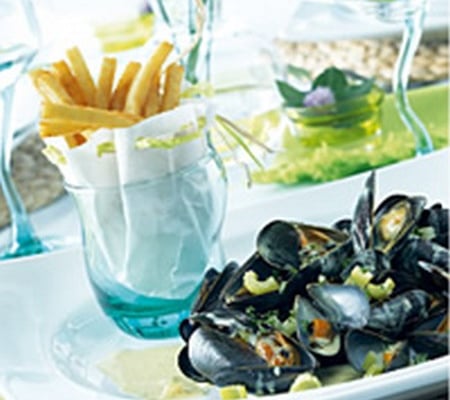 Moules au curry et frites en cornet