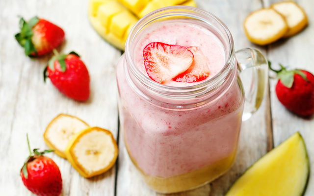 Smoothie fraise, banane, pointe de vanille