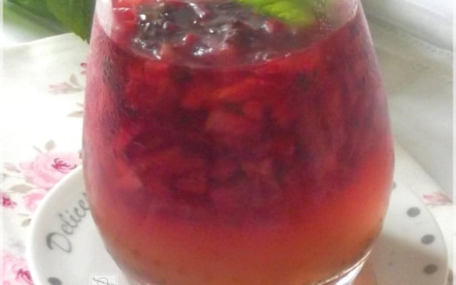 Verrine de fraises en gelée de menthe