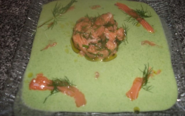 Vélouté de mâche et tartare de saumon à l'aneth et wasabi