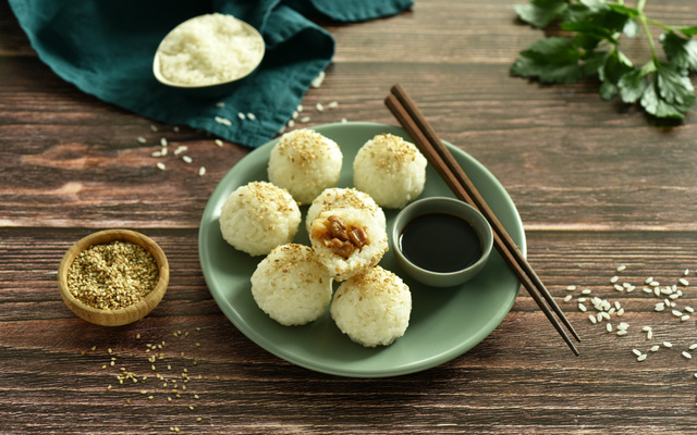 Boulettes de riz japonais au poulet et sésame