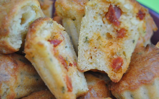 Bouchées cannelés au chèvre frais et chorizo