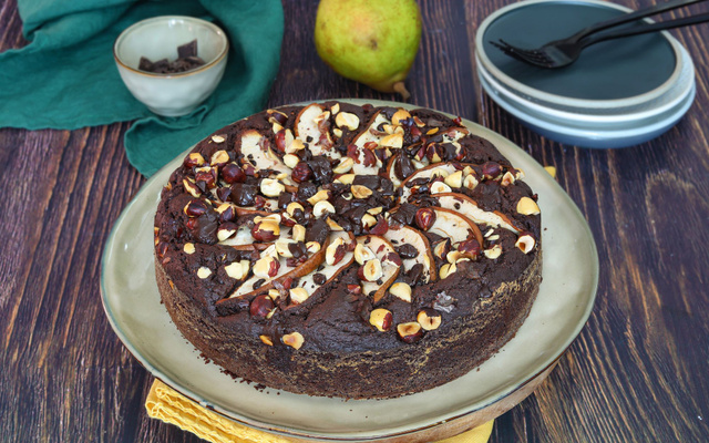 Gâteau au chocolat, noisettes et poires