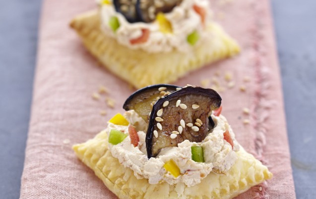 Bouchée feuilletée à l'Apérivrais, tartinade aux 3 poivrons et aubergine grillée au sésame