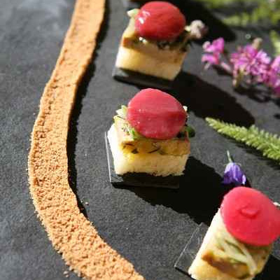 Toasts de foie gras de canard mi-cuit sous une chiffonnade de mange-tout au basilic et pêche d'été