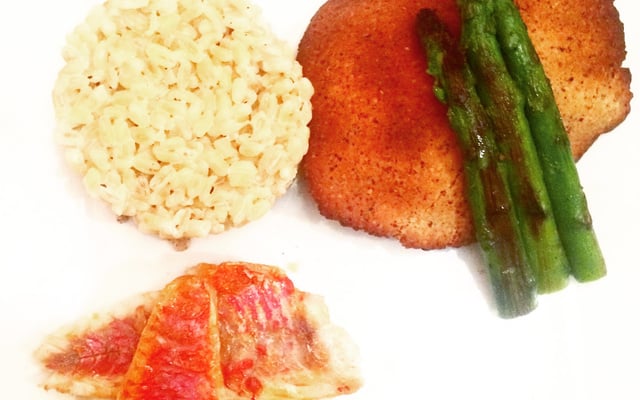 Rouget juste poêlé sur tuile de noisettes aux asperges, blé crémeux aux noisettes