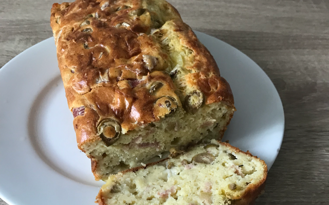 Cake salé au jambon, fromage et olives