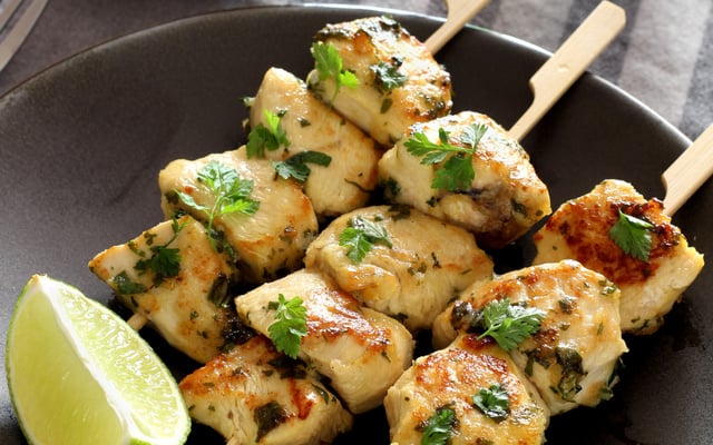 Brochettes de poulet au citron et aux herbes