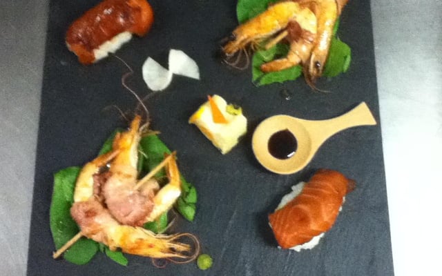 Assiette de crevettes au lard et son riz collant au saumon.