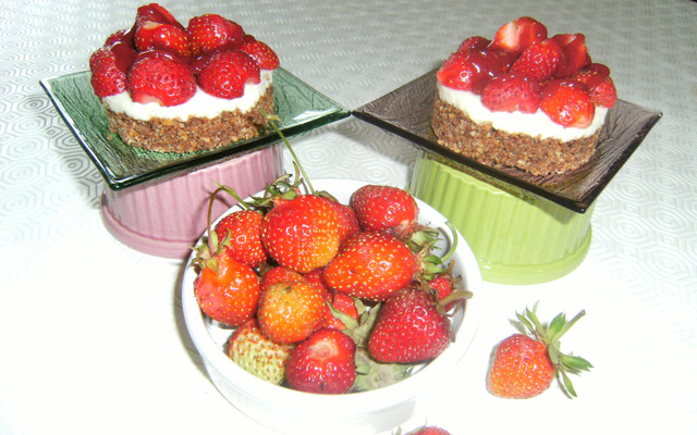 Tarte sablée aux fraises et aux chocolats noir et blanc