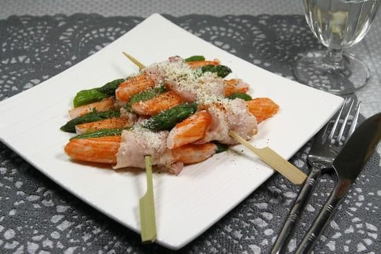 Brochettes de Coraya Suprêmes, asperges vertes et pecorino