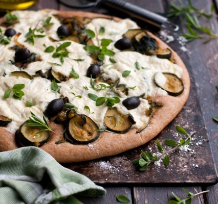 Pizza verde aux courgettes, pistou et fromage végétal