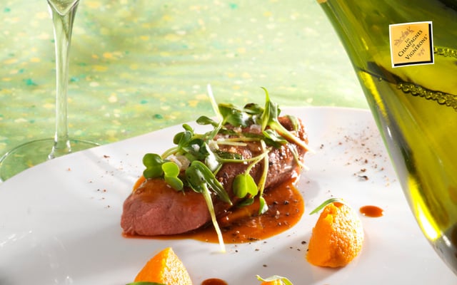 Selle d'agneau vapeur à l'estragon,carottes au cumin et jus déglacé à l'eau de carotte avec un champagne de vigneron extra-brut