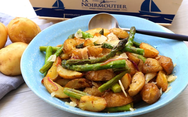 Salade de pommes de terre primeurs rôties aux asperges vertes et parmesan