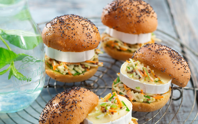 Petits buns au pavot,coleslaw et en cas de caprice