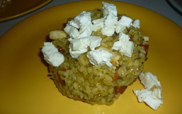 Risotto de poulet au chorizo parsemé de formage de chèvre