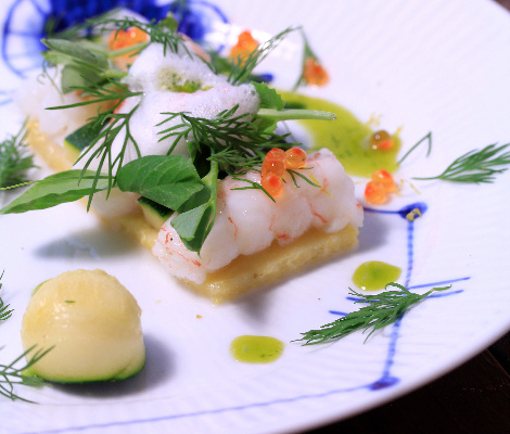 Tartelette de polenta aux langoustines et bouillon de crustacés